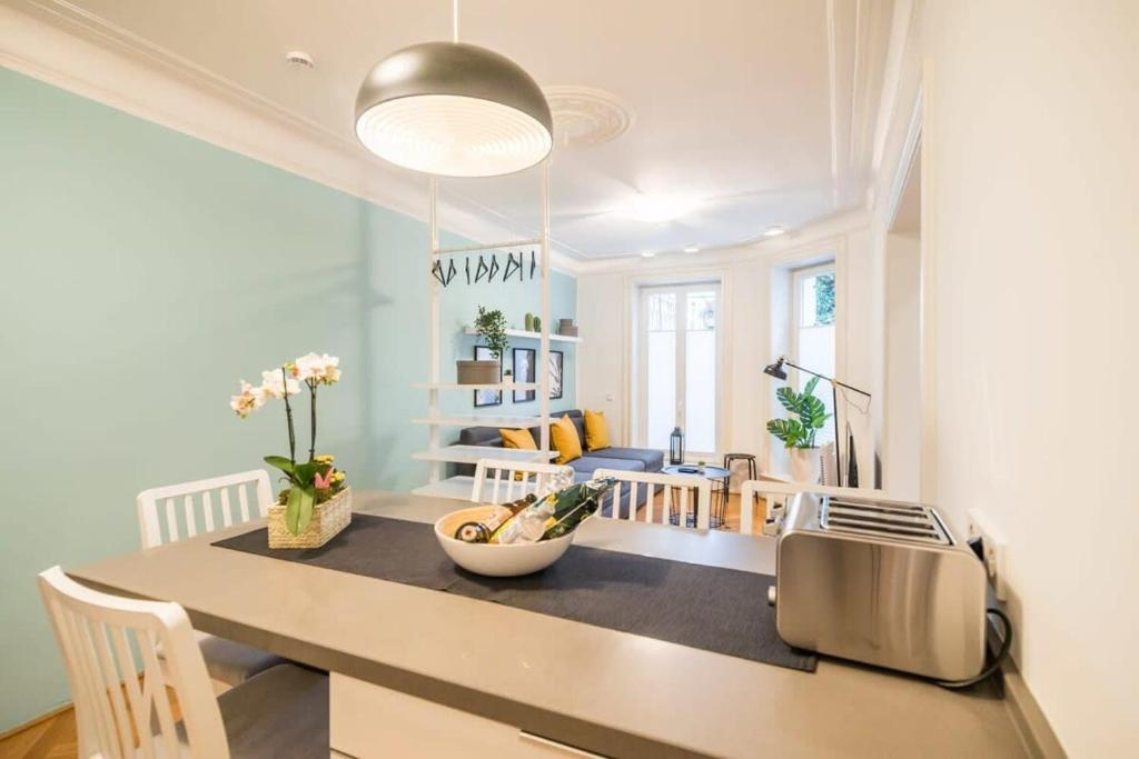 Modern Apartment Near Außenalster