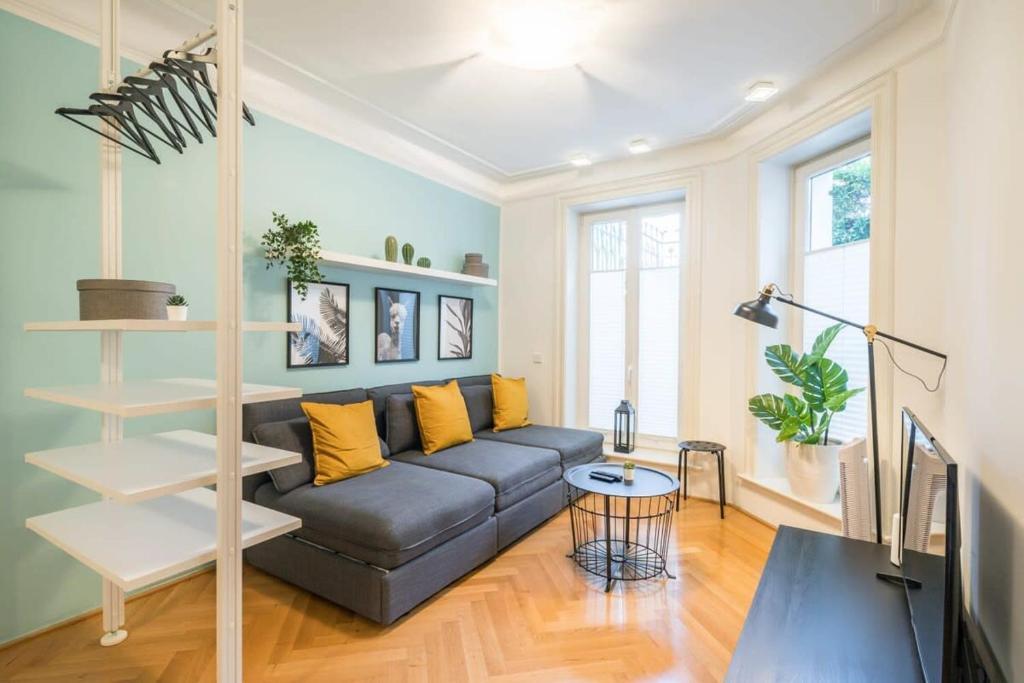 Modern Apartment Near Außenalster