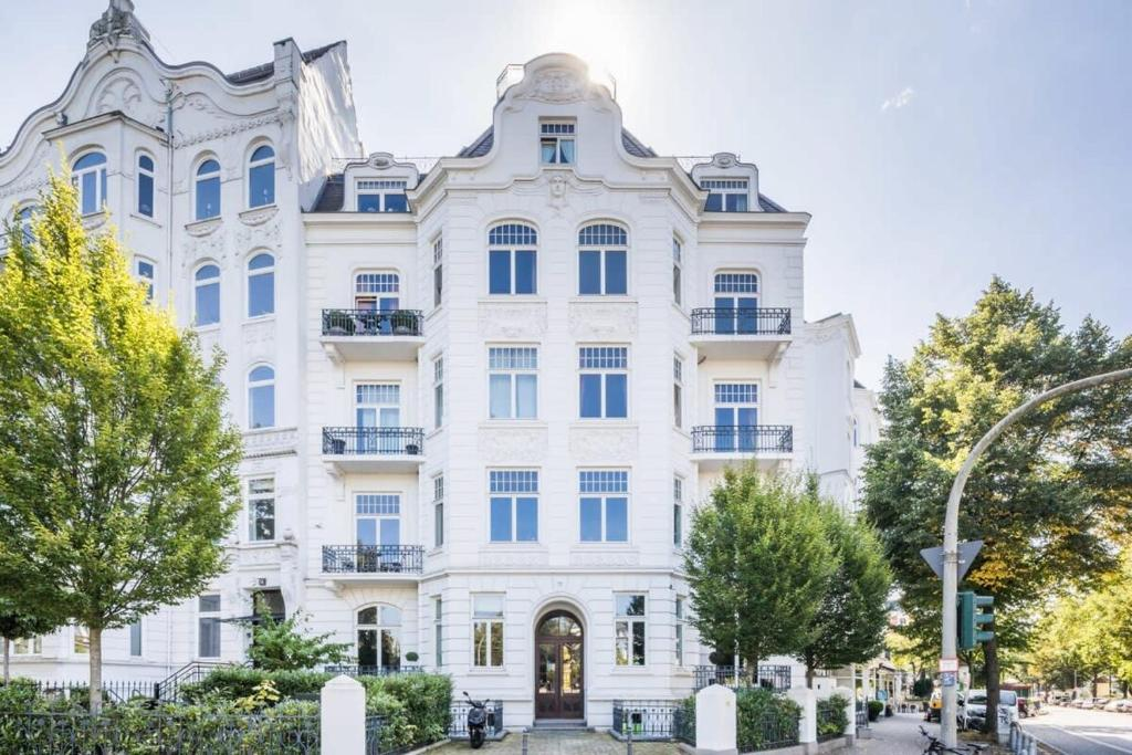 Modern Apartment Near Außenalster
